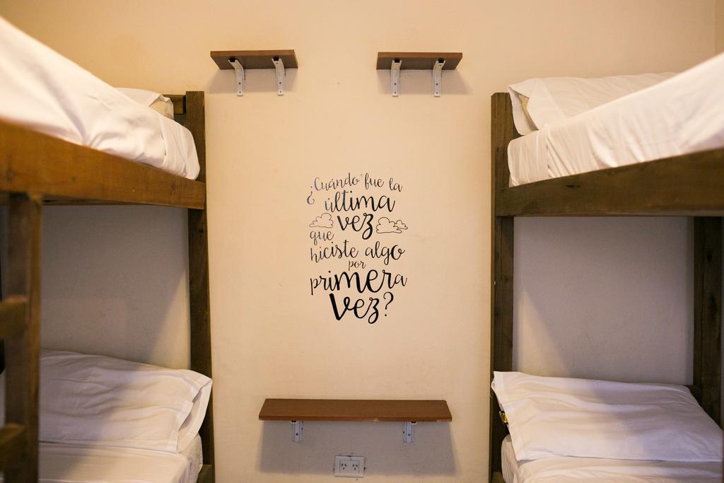 Cama individual en un dormitorio compartido femenino de 4 camas